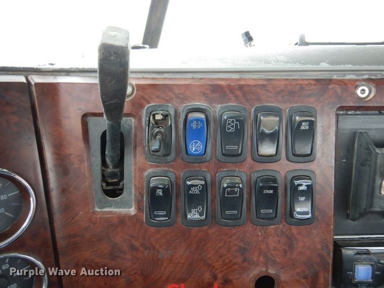 image for item DN7275 2008 Mack CHU613  semi truck