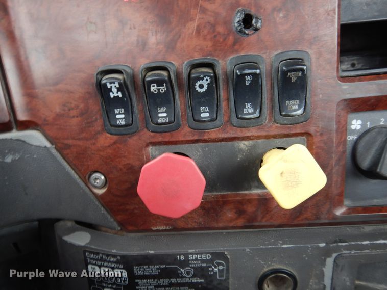 image for item DN7275 2008 Mack CHU613  semi truck