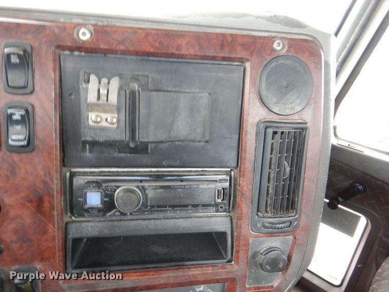 image for item DN7275 2008 Mack CHU613  semi truck