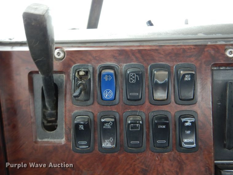 image for item DN7275 2008 Mack CHU613  semi truck