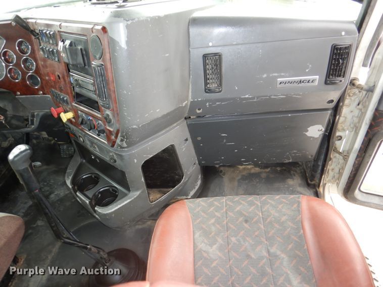 image for item DN7275 2008 Mack CHU613  semi truck