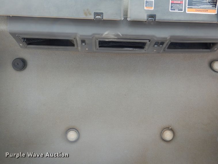 image for item DN7275 2008 Mack CHU613  semi truck