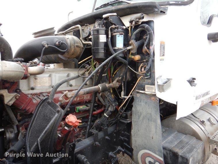 image for item DN7275 2008 Mack CHU613  semi truck