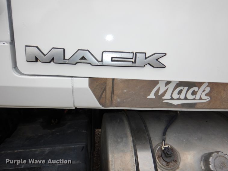 image for item DN7275 2008 Mack CHU613  semi truck