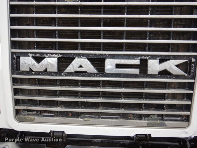 image for item DN7275 2008 Mack CHU613  semi truck