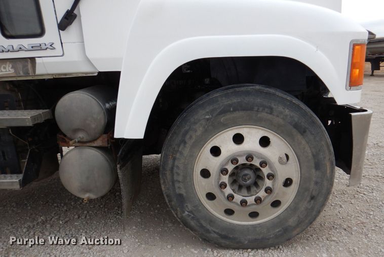 image for item DN7275 2008 Mack CHU613  semi truck