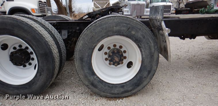 image for item DN7275 2008 Mack CHU613  semi truck