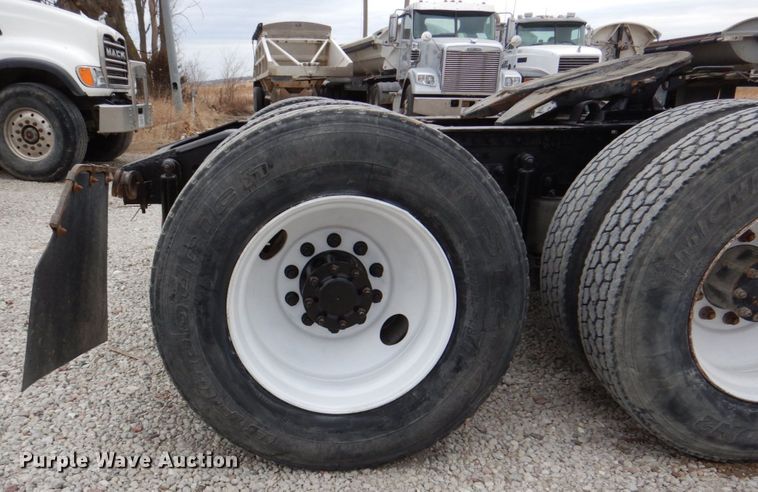 image for item DN7275 2008 Mack CHU613  semi truck