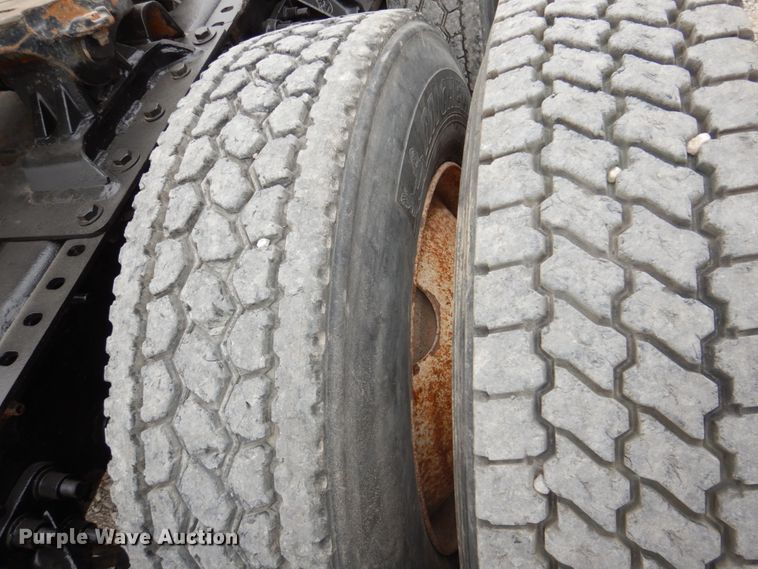 image for item DN7275 2008 Mack CHU613  semi truck