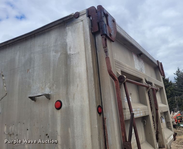 image for item FC9108 1994 CMC S102SS  end dump trailer