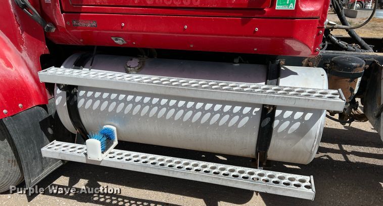 image for item IG9343 1999 Western Star 4964FX  semi truck