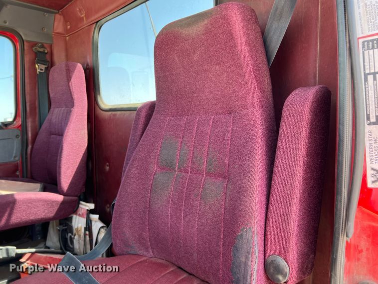 image for item IG9343 1999 Western Star 4964FX  semi truck