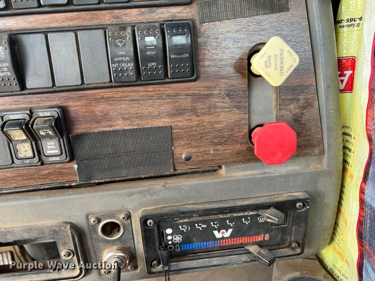 image for item IG9343 1999 Western Star 4964FX  semi truck