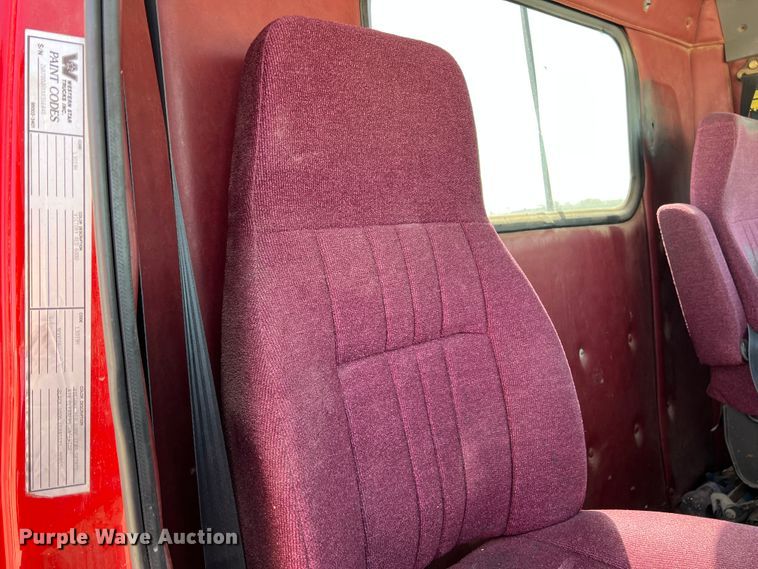 image for item IG9343 1999 Western Star 4964FX  semi truck