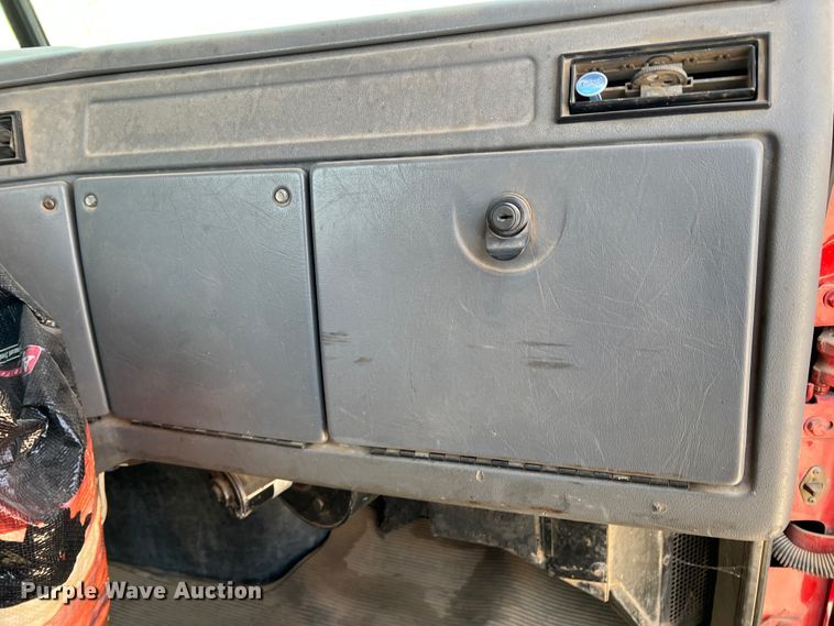 image for item IG9343 1999 Western Star 4964FX  semi truck