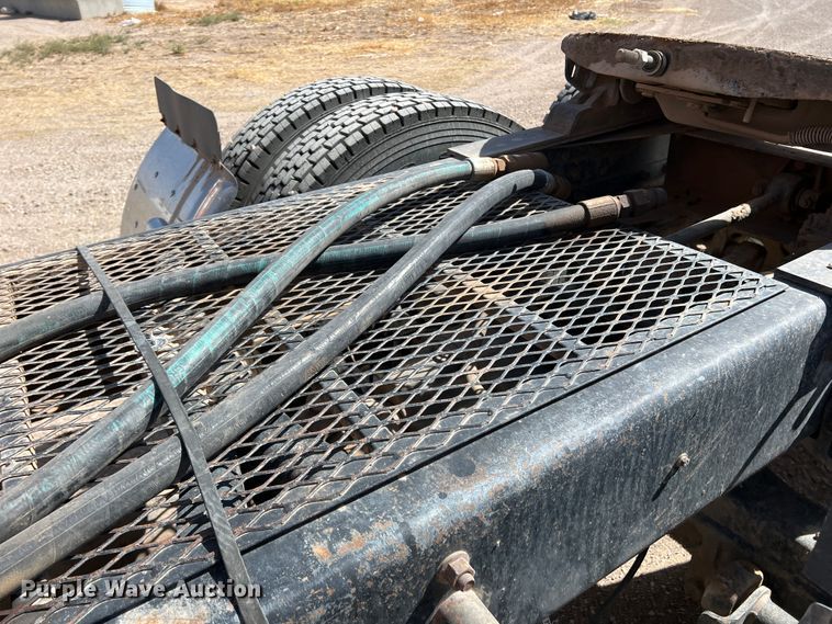 image for item IG9344 1995 International 9500  semi truck