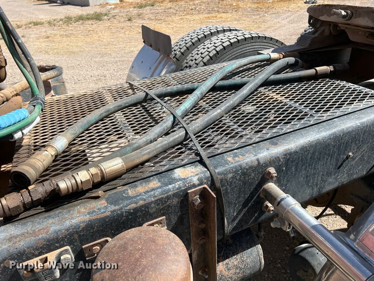 image for item IG9344 1995 International 9500  semi truck