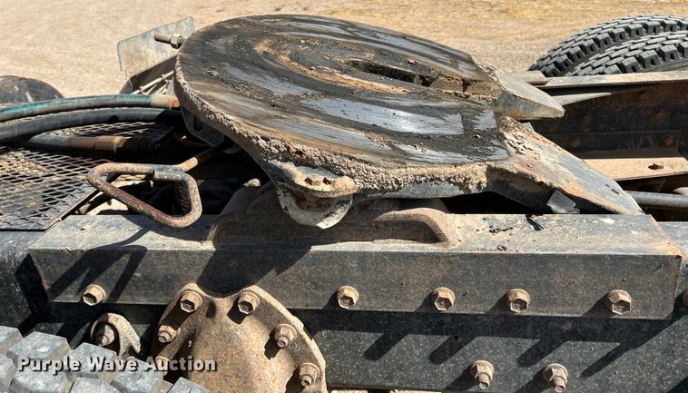 image for item IG9344 1995 International 9500  semi truck