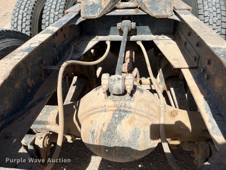 image for item IG9344 1995 International 9500  semi truck