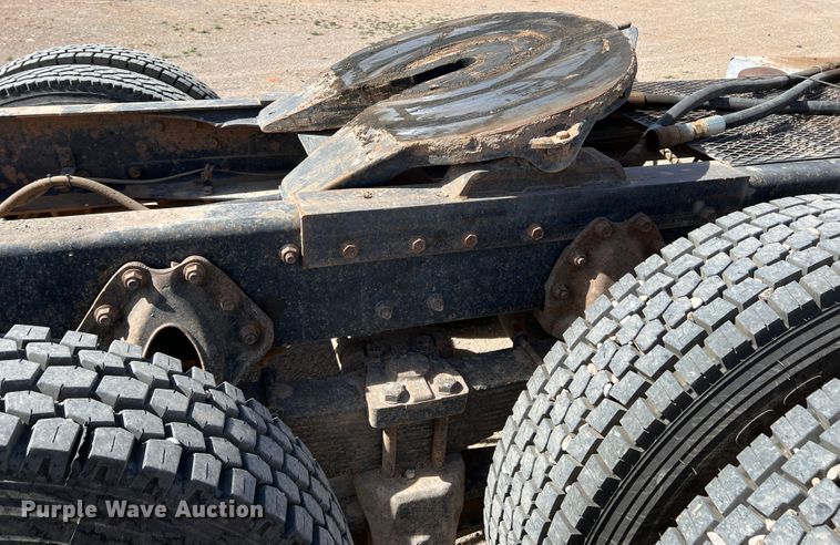 image for item IG9344 1995 International 9500  semi truck