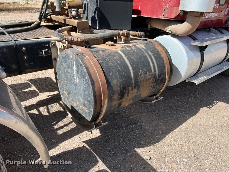 image for item IG9344 1995 International 9500  semi truck