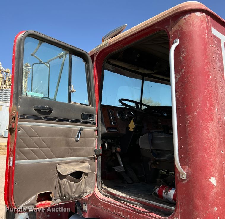 image for item IG9344 1995 International 9500  semi truck