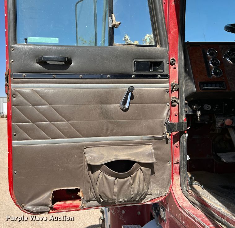 image for item IG9344 1995 International 9500  semi truck