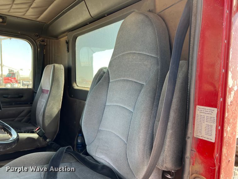 image for item IG9344 1995 International 9500  semi truck