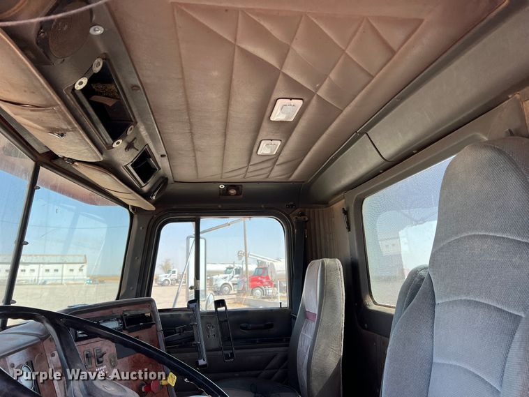 image for item IG9344 1995 International 9500  semi truck