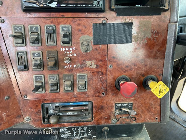 image for item IG9344 1995 International 9500  semi truck