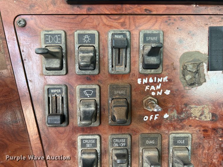 image for item IG9344 1995 International 9500  semi truck