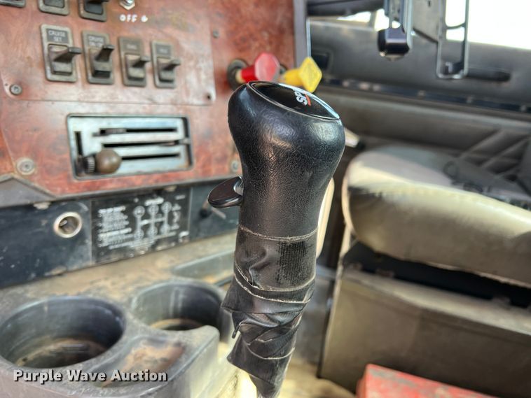 image for item IG9344 1995 International 9500  semi truck