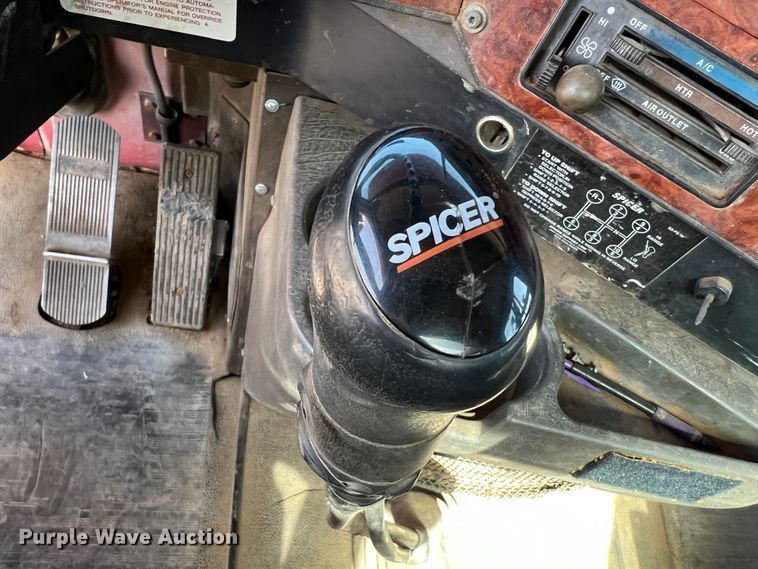 image for item IG9344 1995 International 9500  semi truck