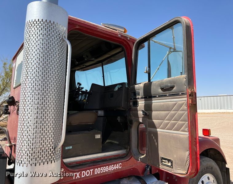 image for item IG9344 1995 International 9500  semi truck