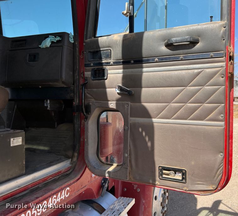 image for item IG9344 1995 International 9500  semi truck