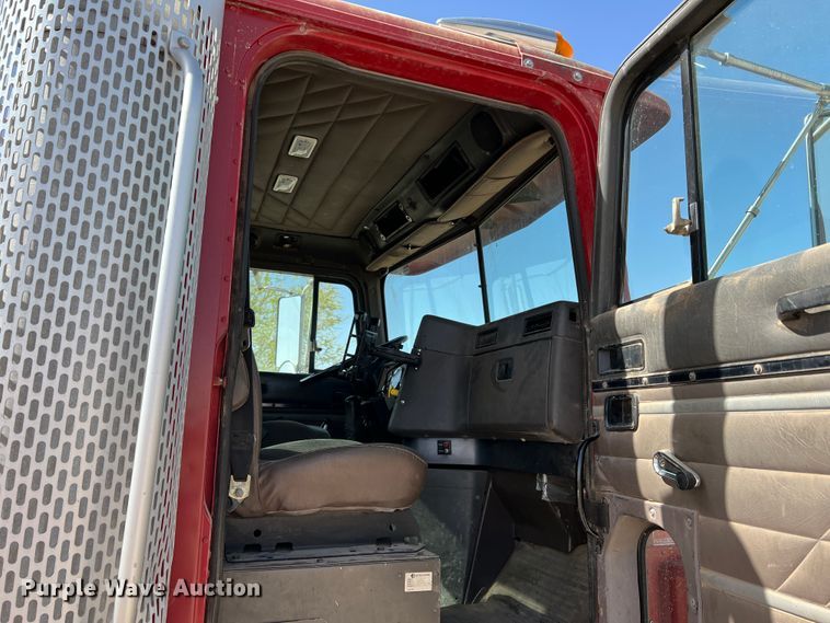 image for item IG9344 1995 International 9500  semi truck