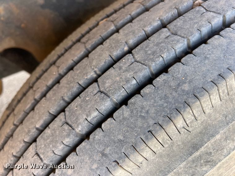 image for item IG9344 1995 International 9500  semi truck