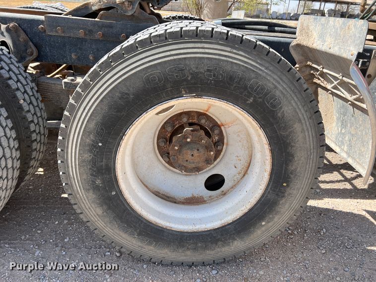 image for item IG9344 1995 International 9500  semi truck