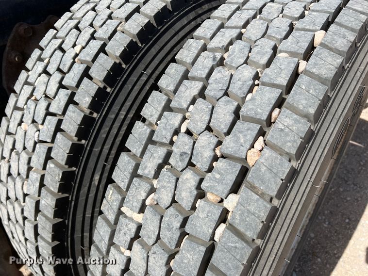 image for item IG9344 1995 International 9500  semi truck