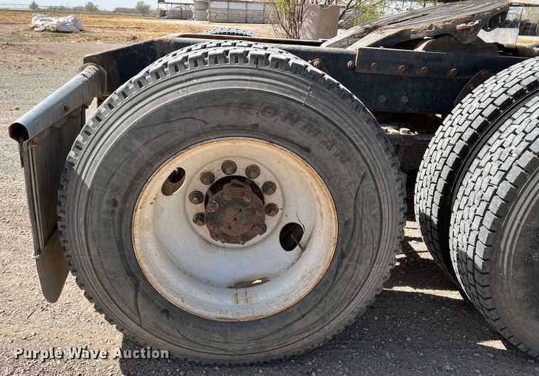 image for item IG9344 1995 International 9500  semi truck