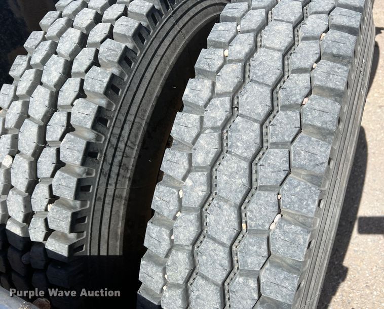 image for item IG9344 1995 International 9500  semi truck