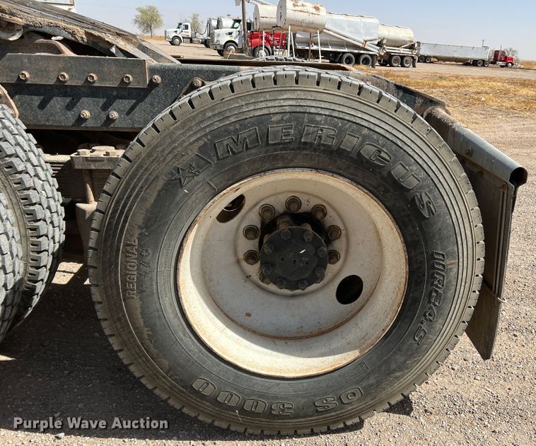 image for item IG9344 1995 International 9500  semi truck