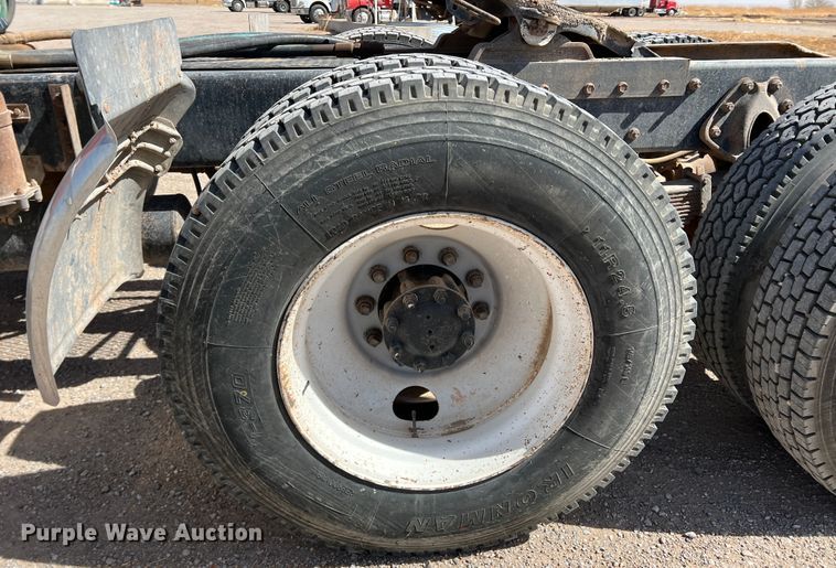 image for item IG9344 1995 International 9500  semi truck