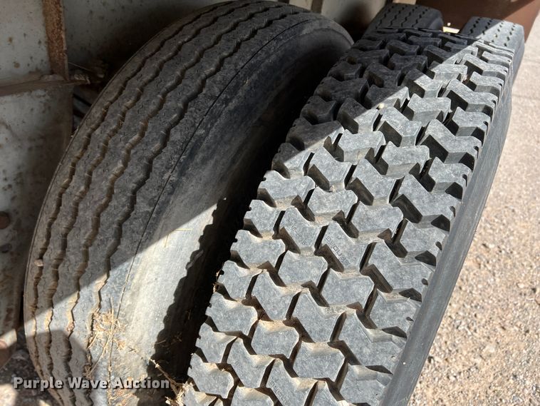 image for item IG9345 1984 Fruehauf FB9-F2  dry van trailer