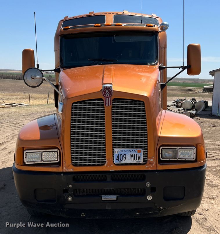 image for item IG9410 2005 Kenworth T600  semi truck