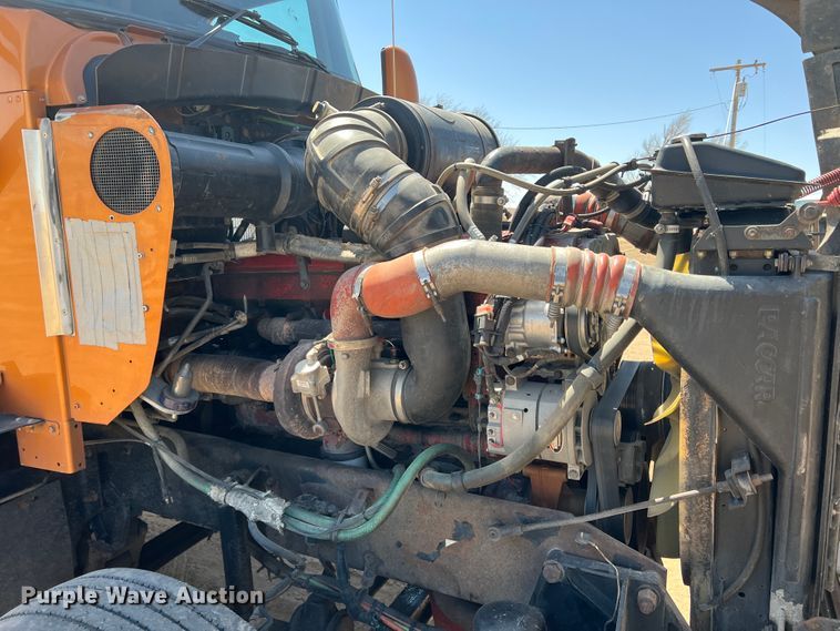 image for item IG9410 2005 Kenworth T600  semi truck