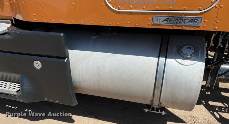 image for item IG9410 2005 Kenworth T600  semi truck