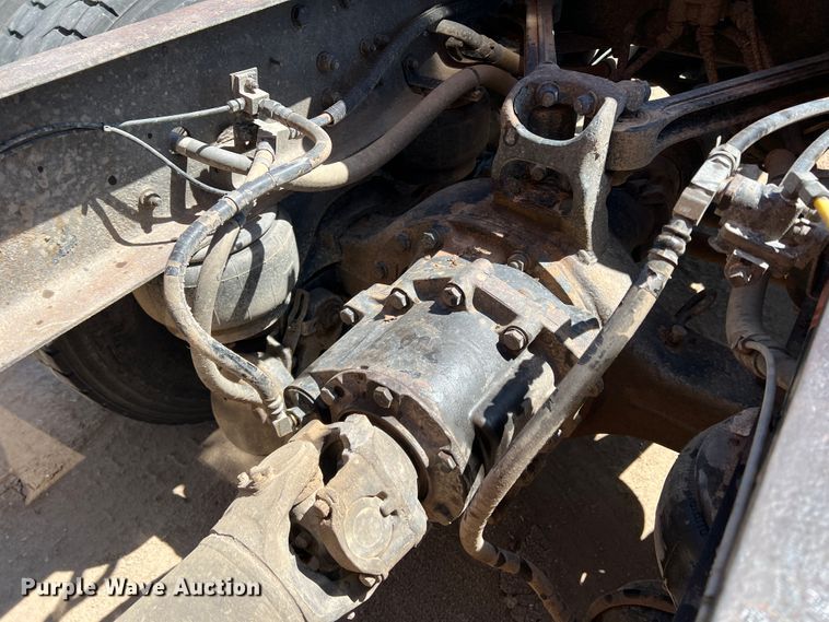 image for item IG9410 2005 Kenworth T600  semi truck