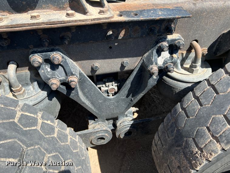 image for item IG9410 2005 Kenworth T600  semi truck