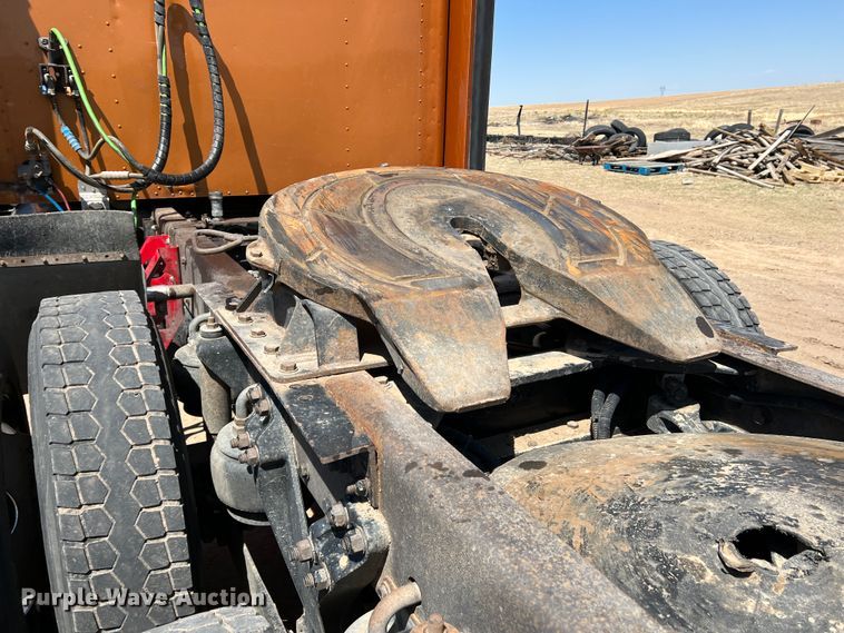 image for item IG9410 2005 Kenworth T600  semi truck